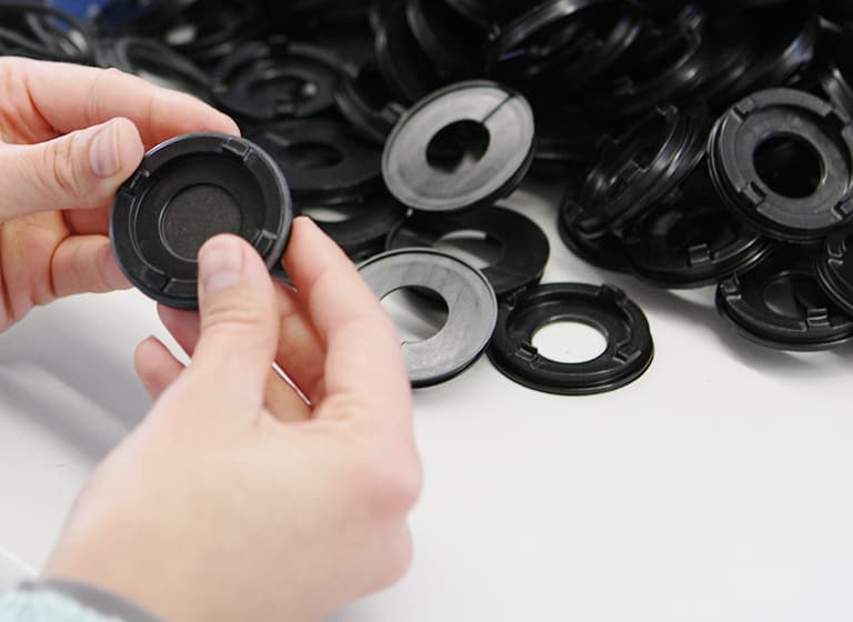 قطع بلاستيكية