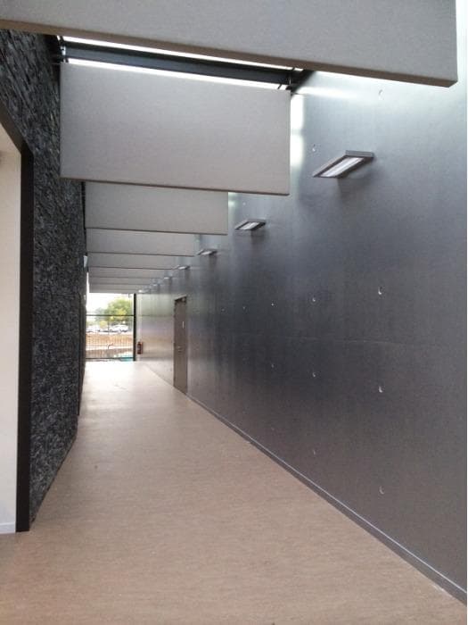 Panneau suspendu verticalement