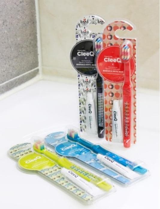 CleeQ Wide Toothbrush + CleeQ toothpaste 10g