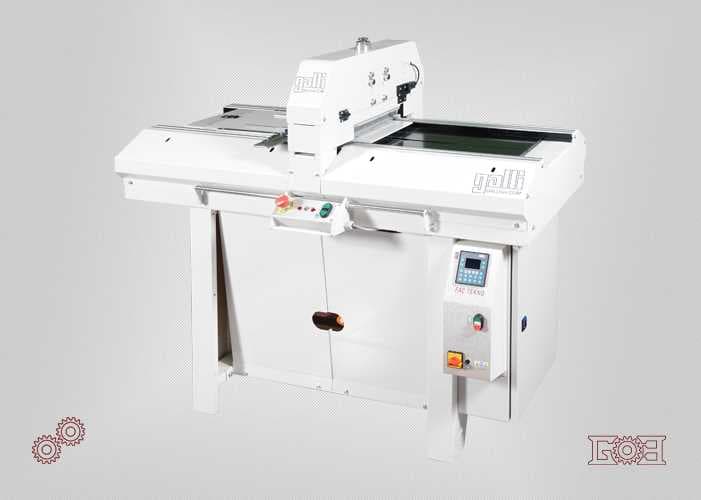 Machine de coupe hydraulique automatique avec table motorisée