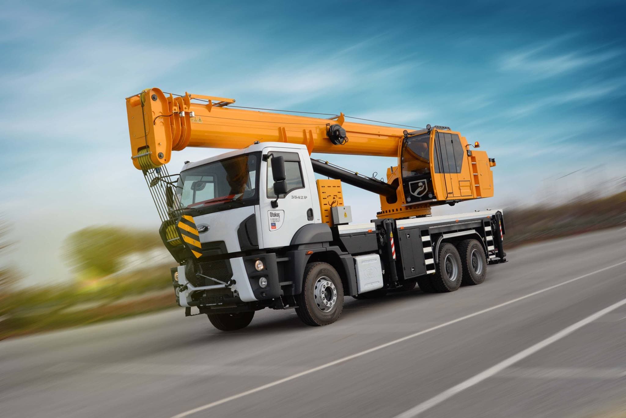 kamyon üzerinde teleskopik vinç