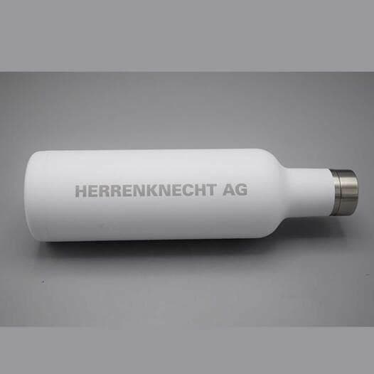 Getränkeflasche und Becher aus Stahl und Kupfer