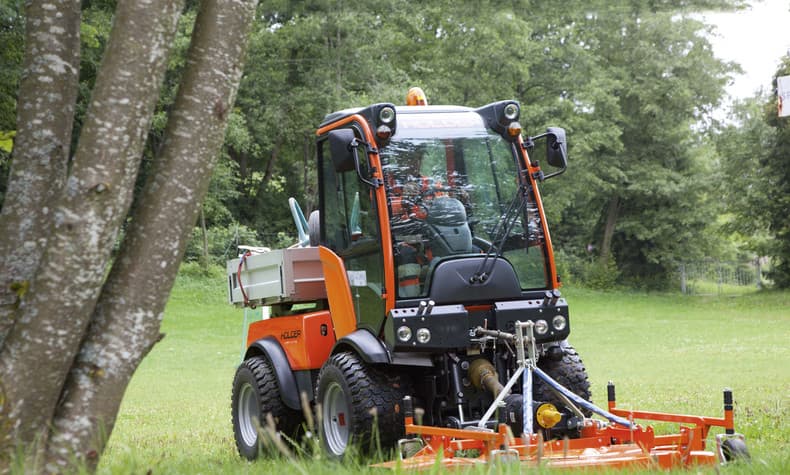 Holder C 270 çim biçme ve emme ekipmanları