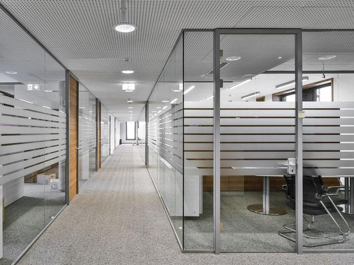 Glastrennwand und Trennwandsystem aus Glas – eine...