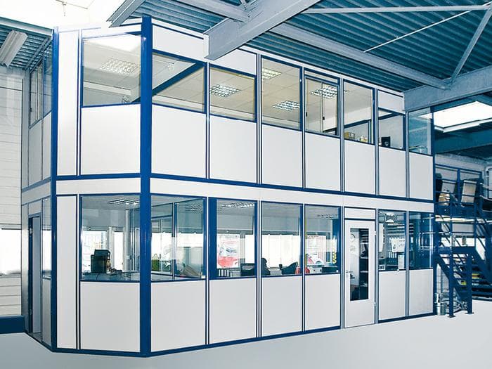 Doppelstöckige Raumsysteme und Betriebsbüros auf...