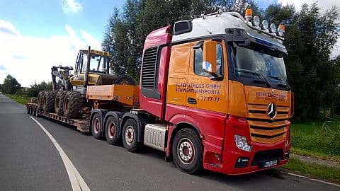  نقل بضائع ثقيلة بمقطورة منخفضة