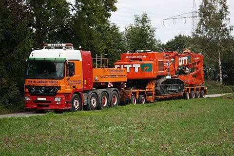  نقل بضائع ثقيلة بمقطورة منخفضة