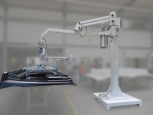 Handhabungsgerät zum Verbau einer Seitenverkleidung