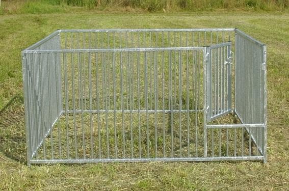 Welpenauslauf - Zaun und Stalldepot