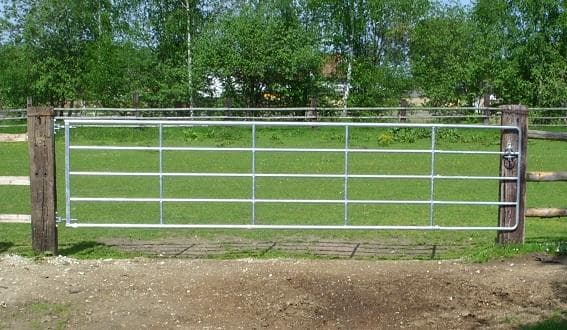 Weidetore - Zaun und Stalldepot