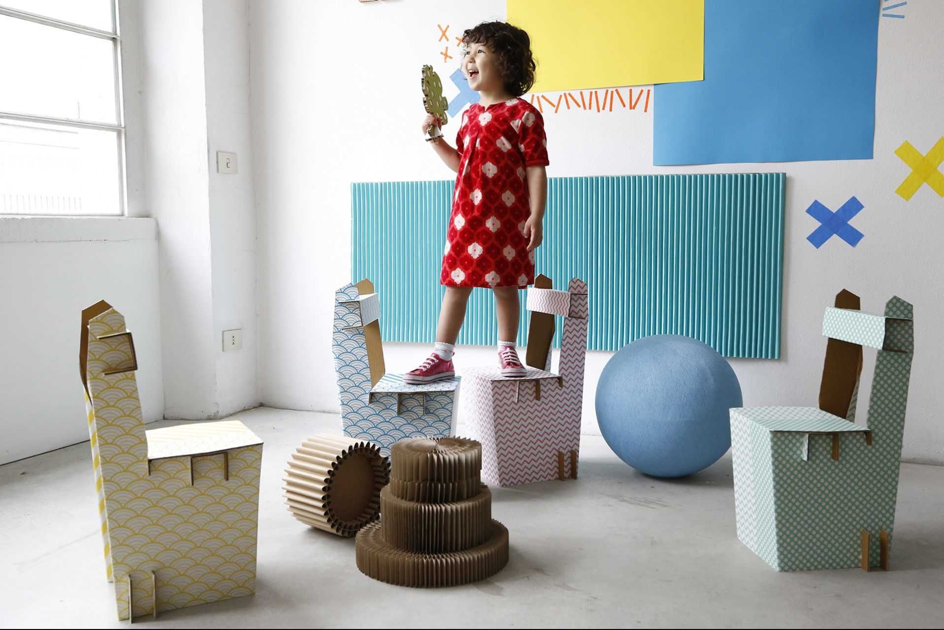 Детское кресло из гофрированного картона с декором из переработанных материалов