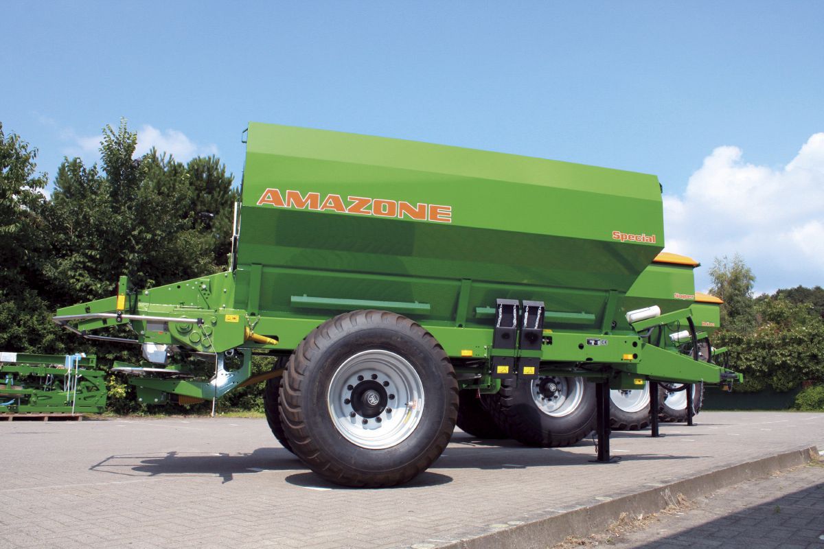 TRAILER FERTILIZER APPLICATION