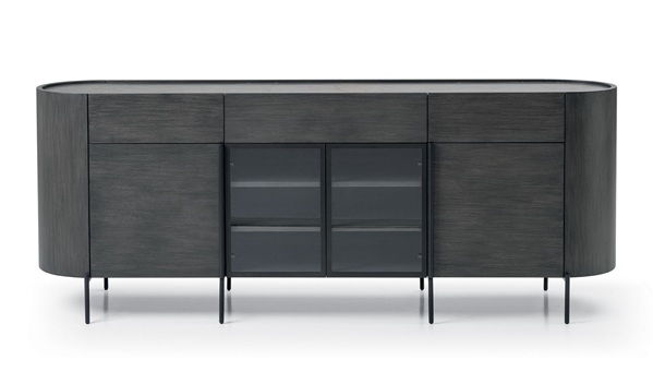 Buffet de madeira com quatro portas e três gavetas