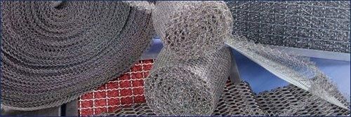 Wire mesh droplet separator
