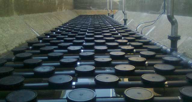 Aeration systems and disc diffusers, fine bubble disc diffusers and coarse disc diffusers