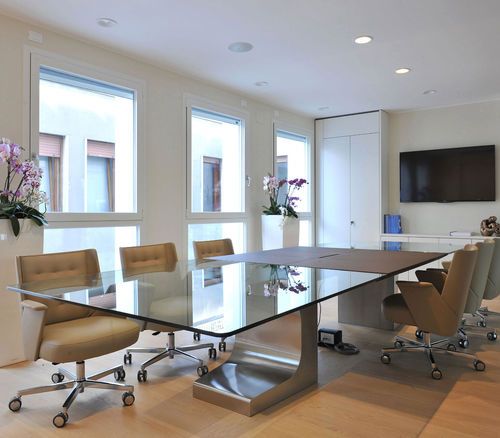 Modern yönetim toplantı masası (cam metal kombinasyonu)