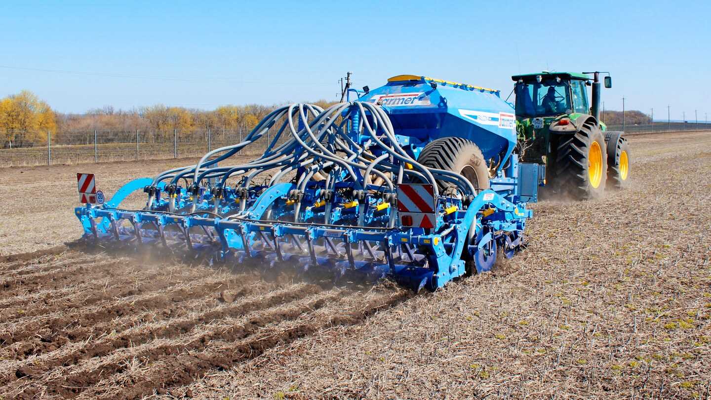 Цистерна Falcon HW и гусеничный культиватор Strip-Till 9