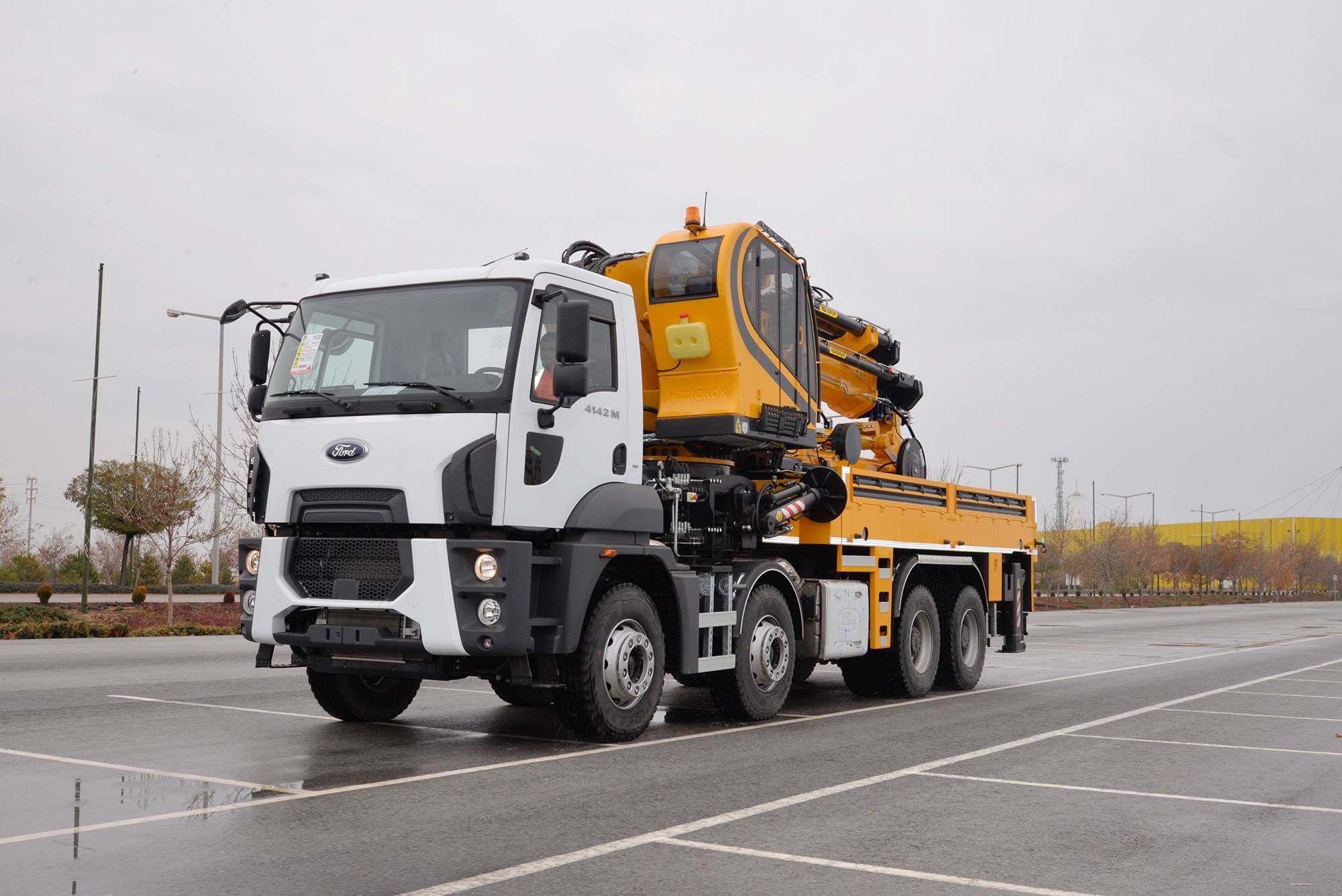 telescopic hydraulic crane on truck 