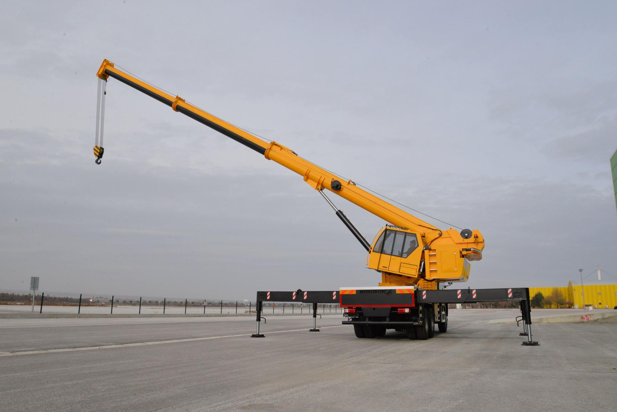 telescopic crane on truck