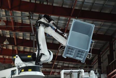 Робот KUKA в процессе удаления готового продукта