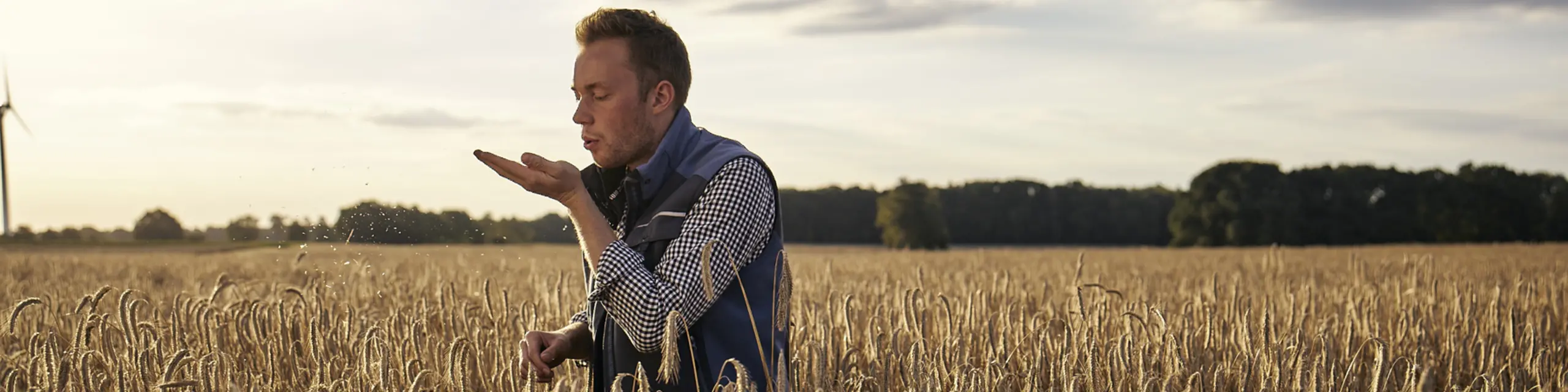 KWS2007_rye_field_farmer_0206_flip_r_special_header_res_2560x640.webp