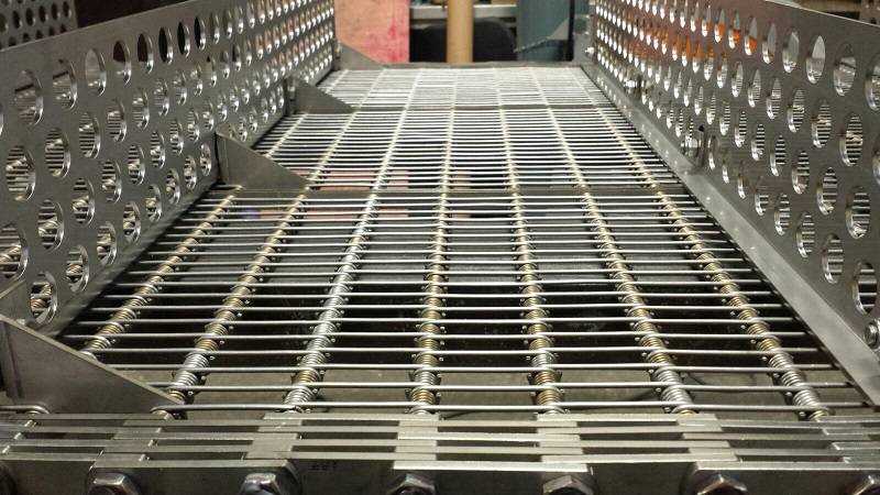 WIRE-LINK CONVEYOR BELT