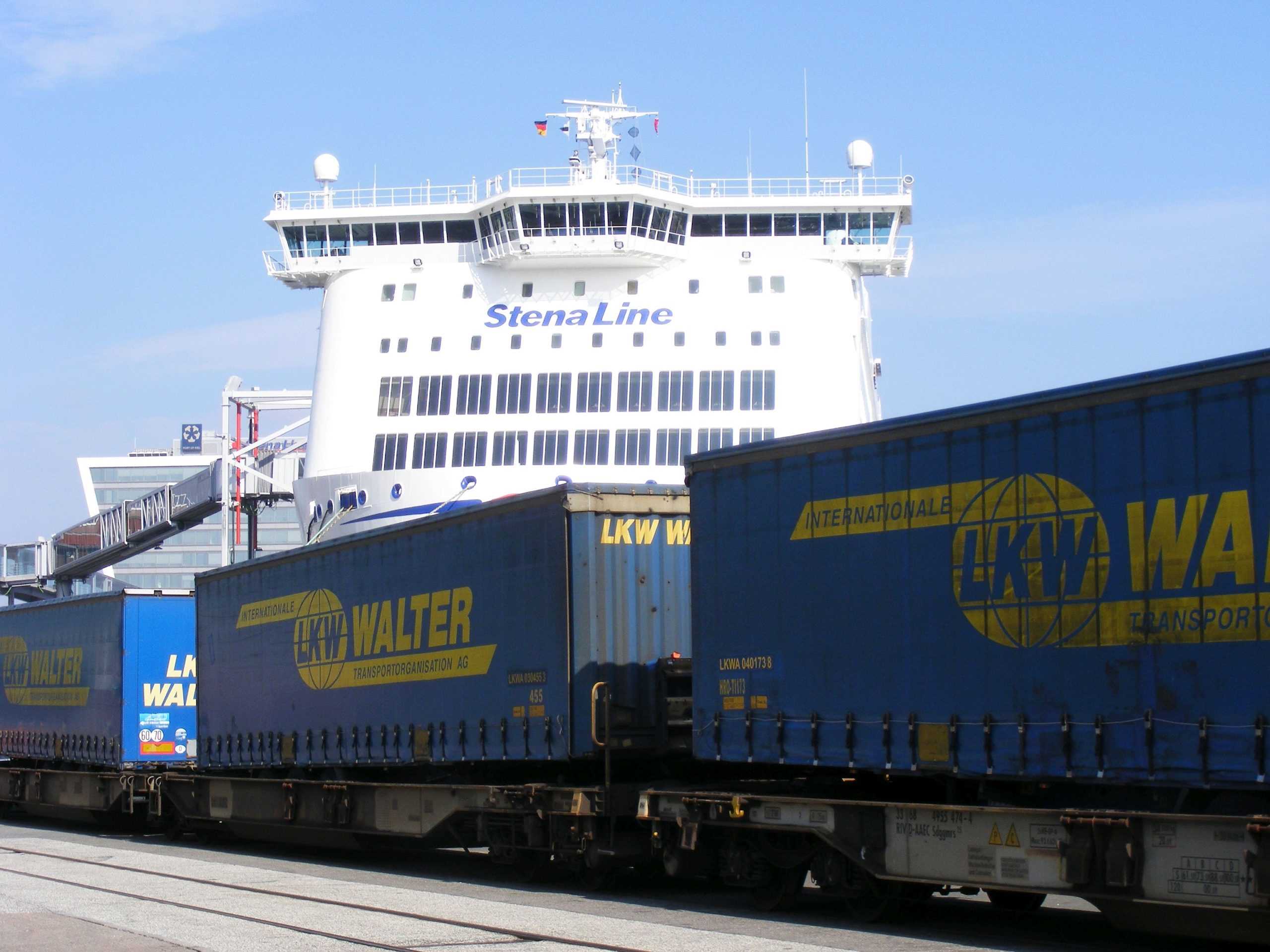 Transporte de mar, ferrocarril y carretera