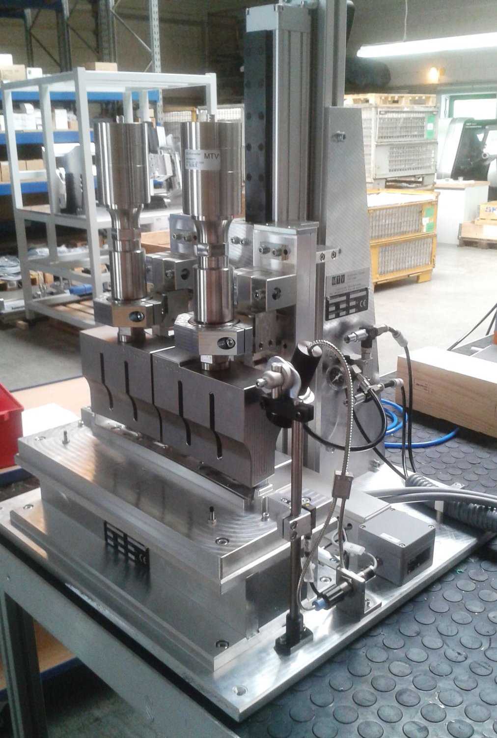 Ultrasonic fixture with sophisticated holder