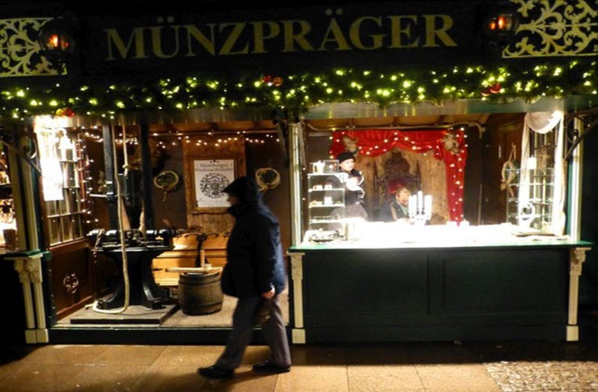 auf-einem-gußeisernen-antiken-fallhammer-konnten-die-besucher-sich-selbst-eine-münze-prägen.jpg