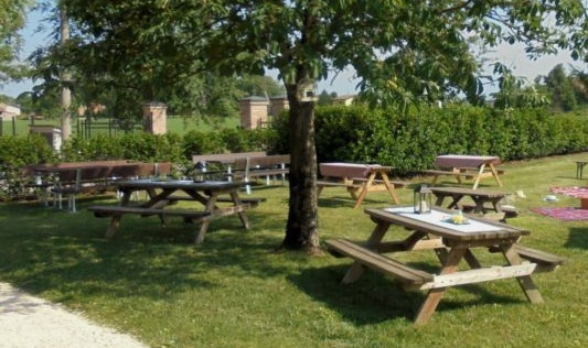 Farkli sekil ve boyutlardaki ahsap masalar ve banklar