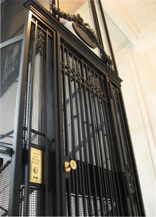 portes d'entrée du bâtiment