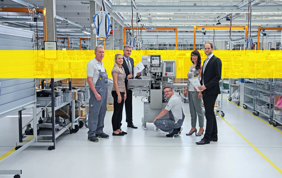 poly-workes-in-industry-hall_0.jpg