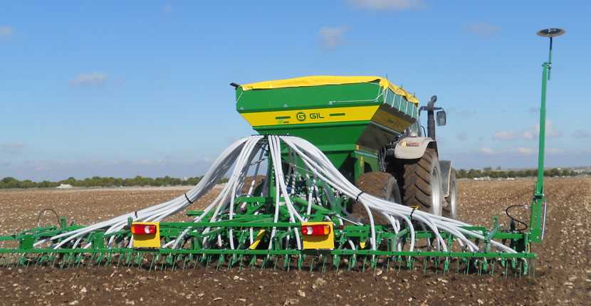 Trailed pneumatic seeder