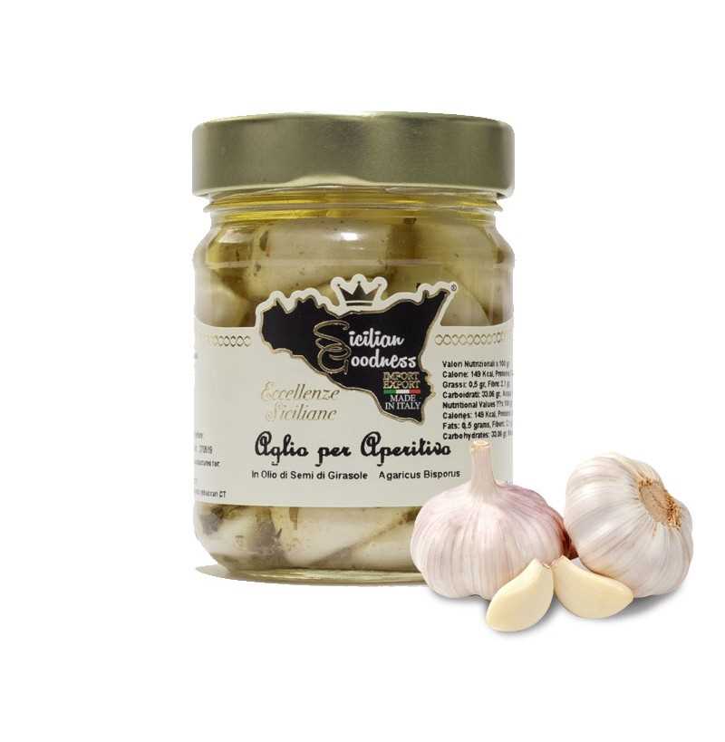 Garlic for aperitif in oil