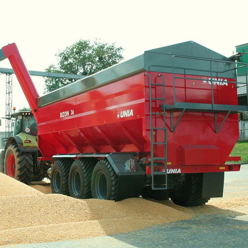 AGRICULTURAL TRANSPORT TRAILER WITH TIPPER