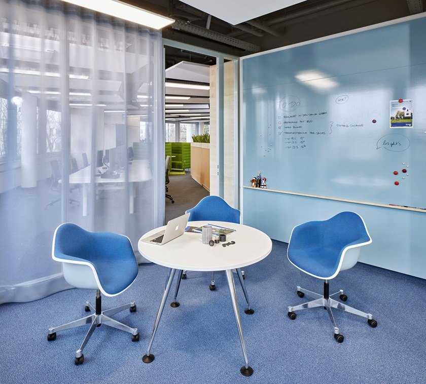 Swivel polypropylene office chair