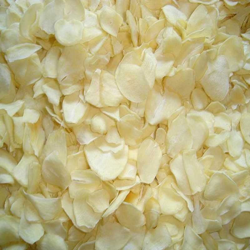 Dehydrated garlic flakes