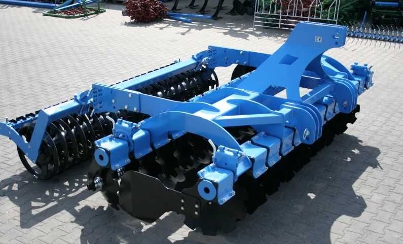 Mounted disc harrow with rubber protection 